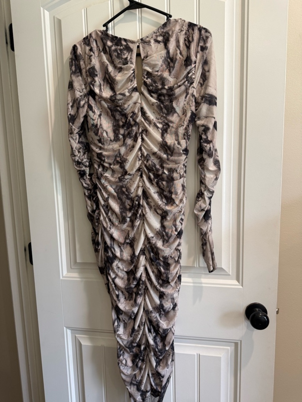 Walter Baker Black & White Marble-Print Ruched Long-Sleeve Midi Dress - Picture 7 of 7